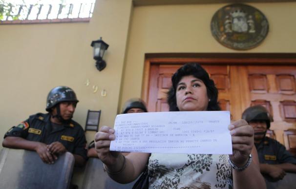Un grupo de peruanos y españoles entra al consulado español y pide un pasaje de vuelta