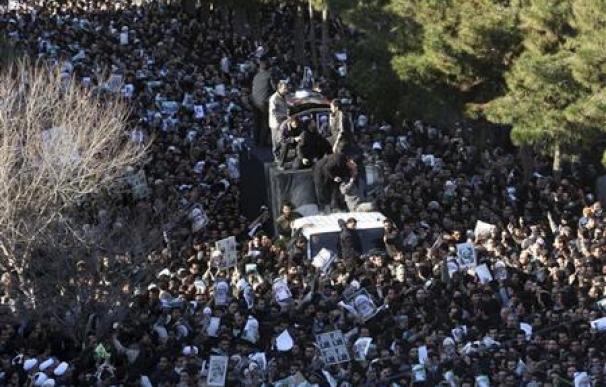 Las protestas marcan el funeral de clérigo iraní disidente
