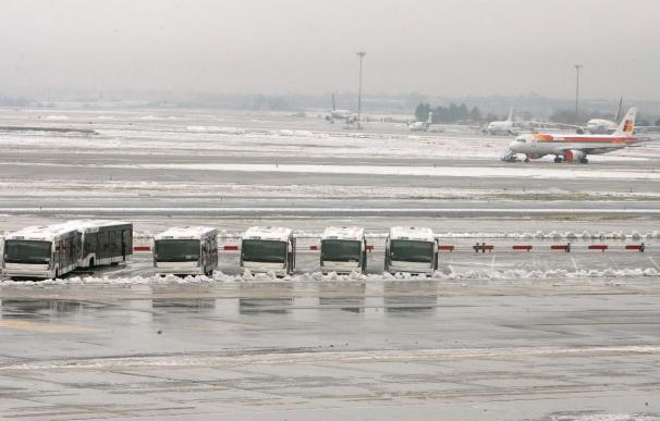 El aeropuerto de Barajas aumenta la cancelación de vuelos a 131 pero abre sus 4 pistas