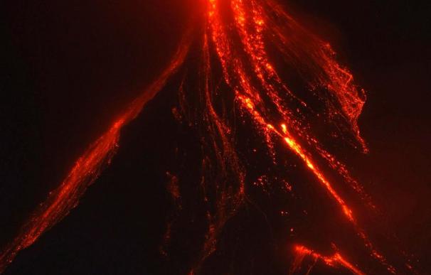 La erupción del Mayón cada vez más cerca, según los expertos