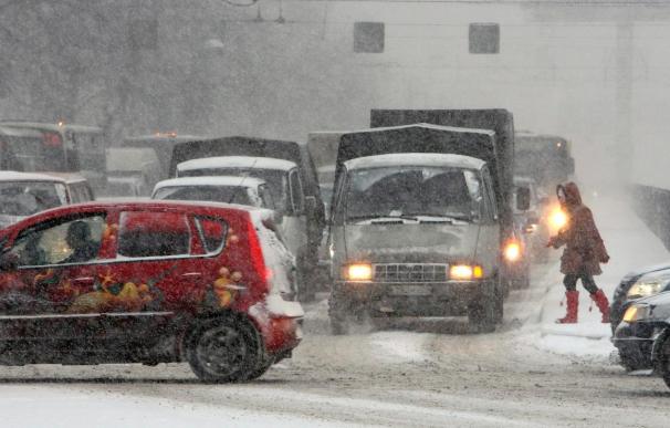 El frío causa en Europa y Norteamérica alteraciones de tráfico e incluso muertes