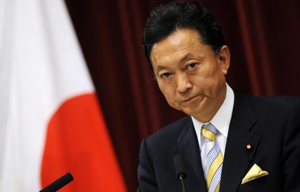 Hatoyama niega por escrito su implicación en donaciones ilícitas