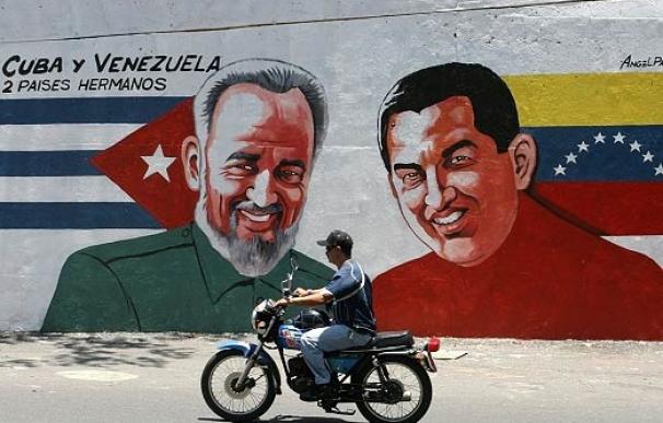Fidel Castro y Hugo Chávez retratados en un muro de Caracas (Venezuela)