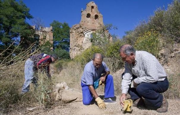 Vecinos de un pueblo de León se vuelcan en adecentar las ruinas de un monasterio cisterciense