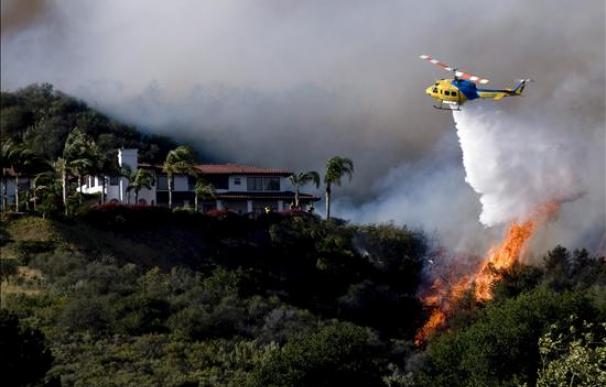 El fuego obliga a evacuar a miles de personas en el condado de Los Ángeles