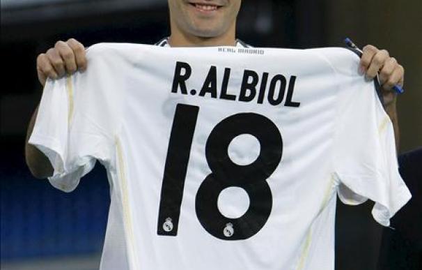 Albiol revela que "entré con la cabeza agachada al vestuario del Real Madrid"
