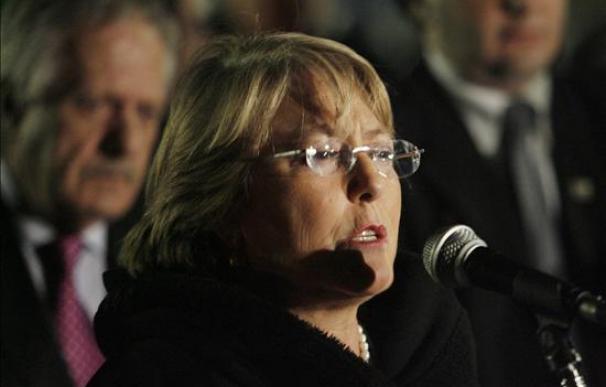 Bachelet pide "mayor transparencia" y cooperación para rebajar la tensión