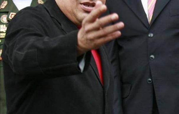 Hugo Chávez decide quedarse en la cumbre de UNASUR y suspende su visita a Uruguay