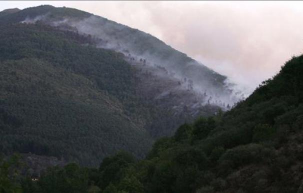 El incendio de Ezcaray mantiene aún un foco activo tras calcinar 45 hectáreas