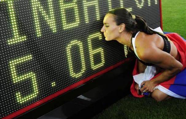 Isinbáyeva batió su récord mundial con 5,06