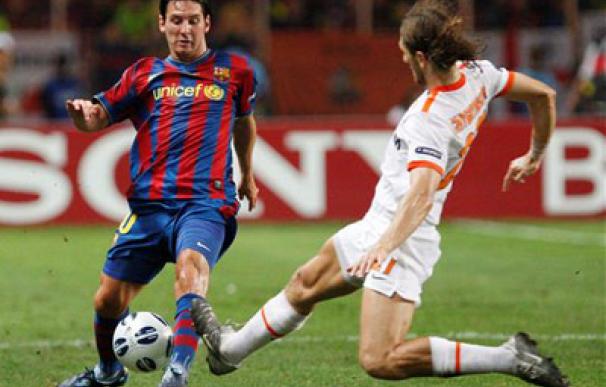 Messi disputa un balón durante la final de la Supercopa de Europa