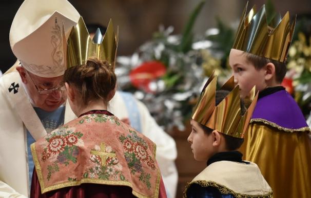 El Papa habla con la Reina Maga acompañada de otros dos reyes magos, en la misa de San Pedro (AFP / ALBERTO PIZZOLI)