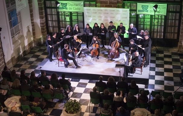 El concierto de Año Nuevo llena el Patio Cubierto del Palacio Provincial, que estrena ornamentación especial