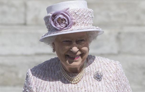 Isabel II no acudirá a la misa de Año Nuevo por un "fuerte resfriado"