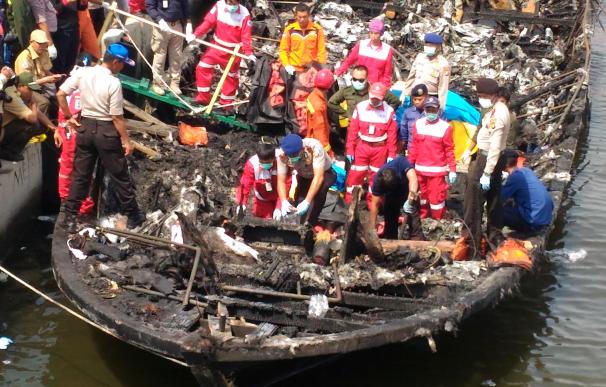 Los servicios de emergencias buscan cuerpos en el ferry incendiado cerca de Jakarta