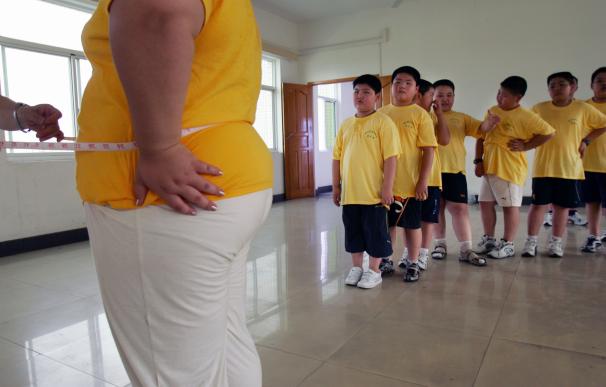 Niños chinos esperan para a pesados en un centro de obesidad infantil