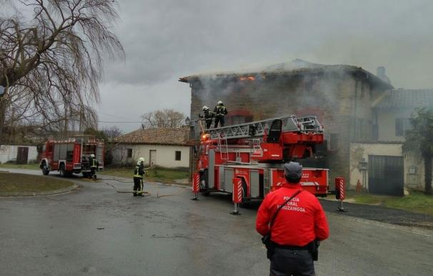 Un incendio destruye el tejado de una casa en Aizoain, sin provocar heridos
