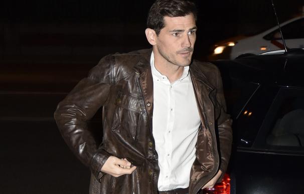 Iker Casillas dona una bota y un guante firmados a una subasta para apoyar la investigación contra el cáncer infantil