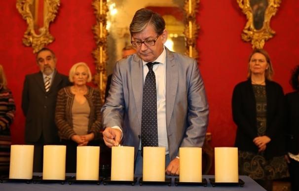 El Parlament conmemora el Día Oficial del Holocausto y enciende siete velas en recuerdo de las víctimas
