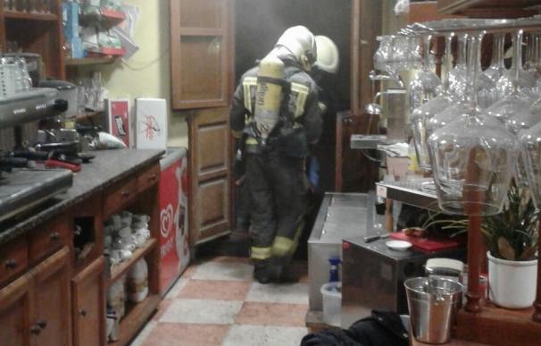 Daños en una cafetería de Comillas tras un incendio originado en su freidora