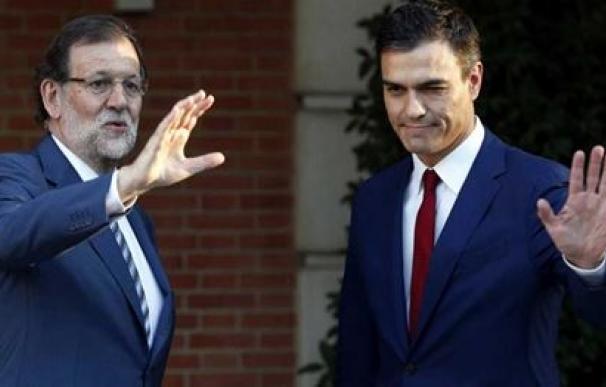 Mariano Rajoy y Pedro Sánchez en La Moncloa /AFP