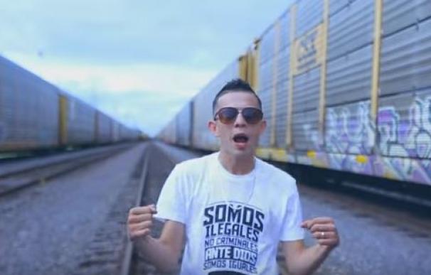 Un migrante hondureño le dedica una canción a Donald Trump