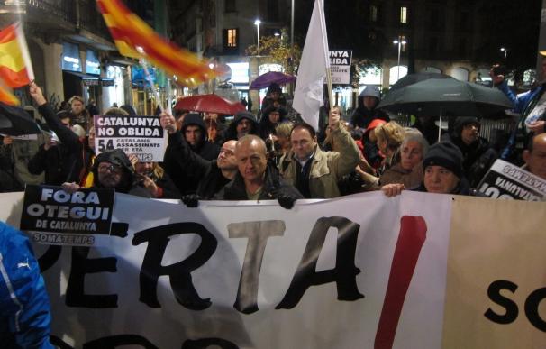 Medio centenar de personas protestan contra el acto de Otegi en Barcelona