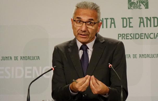 Junta insta a Cifuentes a que se documente "y se entere realmente" de la propuesta de armonización fiscal de Díaz