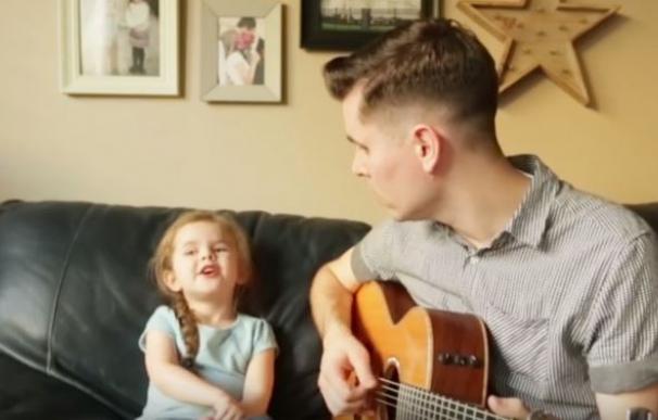 Una niña de 4 años y su padre se convierten en la sensación de internet cantando a dúo