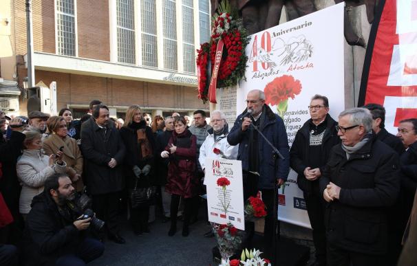Un centenar de personas rinde tributo a los abogados de Atocha 55 en el 40º aniversario de su muerte