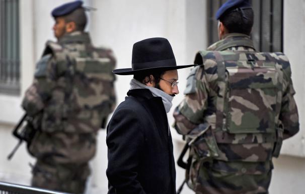 Imagen de tropas de seguridad a las afueras de un centro judío en Francia