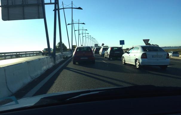 El vuelco de un vehículo en el Puente del Odiel provoca retenciones de dos kilómetros