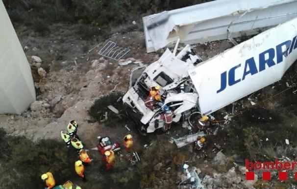 Un camión cae por un puente desde 20 metros en la AP-2 en La Bisbal del Penedès