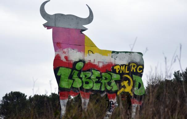 Pintan el toro de Algaida de la carretera de Manacor en "solidaridad" con Reconstrucción Comunista