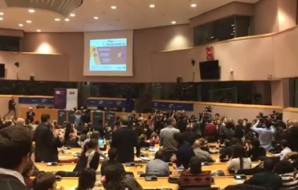 Puigdemont llena en Bruselas con ayuda de independentistas flamencos, Irlanda y Escocia