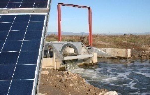 Una estación de bombeo con energía solar permite reducir la salinidad de una laguna del Ebro