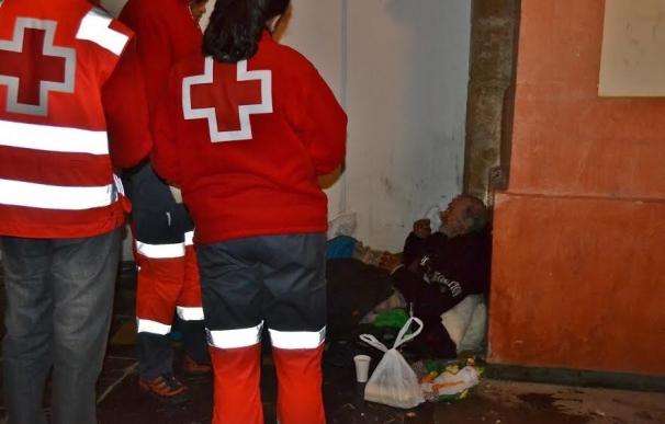 Cruz Roja reparte ropa de abrigo entre personas sin hogar ante la bajada de las temperaturas
