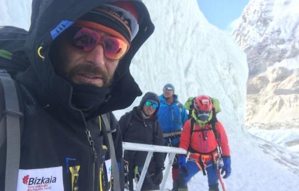 El equipo de Alex Txikon progresa en su reto de superar la cascada del Khumbu y está equipando el recorrido del campo 2