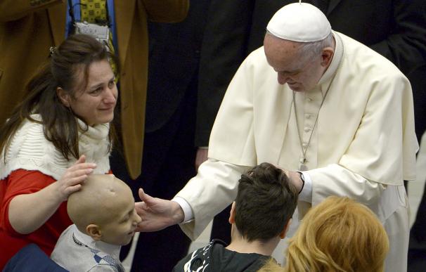 El Papa acaricia a niños enfermos durante la audiencia general semanal el 13 de enero de 2016 (AFP / VINCENZO PINTO)