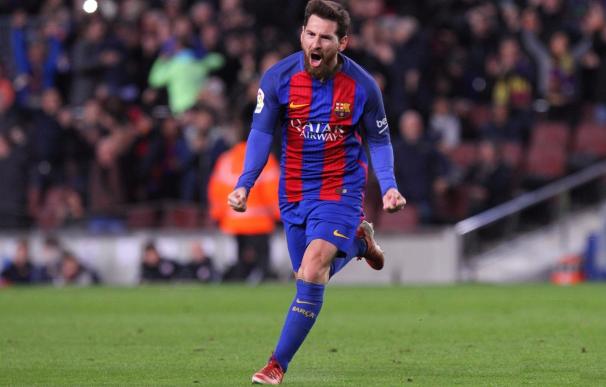 El tridente y Messi, con otra falta letal, remontan