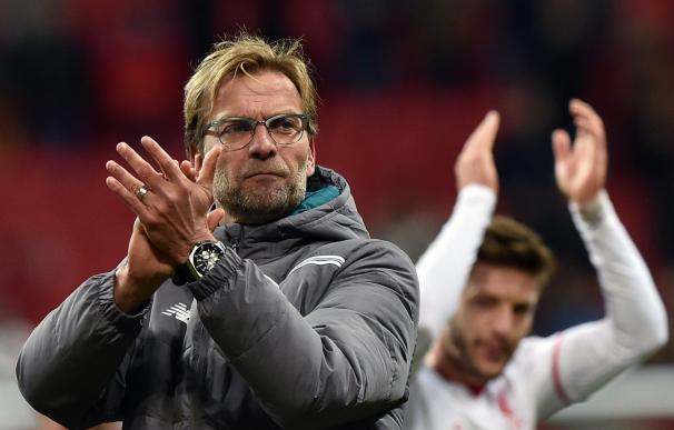 Liverpool's German manager Jurgen Klopp applauds s