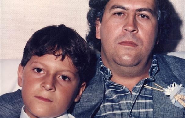 Pablo Escobar junto a su hijo, Juan Pablo, el día de su primera comunión en 1987 - Global Post