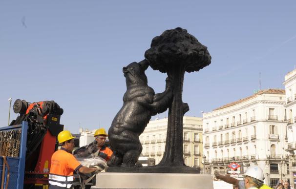 La simbólica escultura del Oso y el Madroño cumple 50 años en la Puerta del Sol
