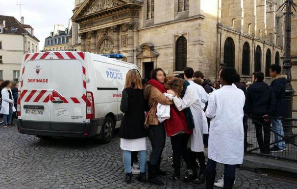Desalojo del liceo Henri-IV tras la amenaza de bomba. (Le Parisien/Céline Carez.)