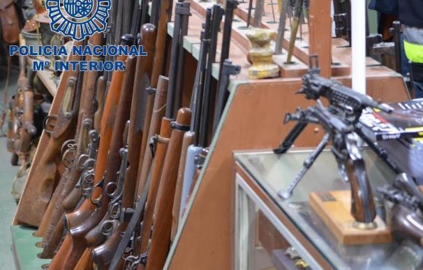 La Policía se incauta de 8.000 armas de guerras manipuladas de una red que las vendía a terroristas y delincuentes