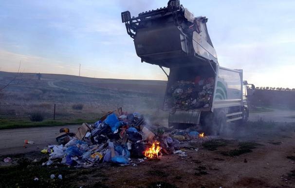 Unas brasas mal apagadas provocan la combustión de la basura dentro de un camión en Puebla del Prior