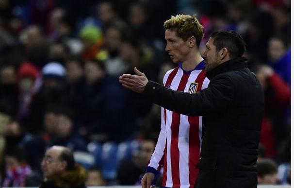 Simeone habla con Torres durante un partido del Atlético / Getty Images