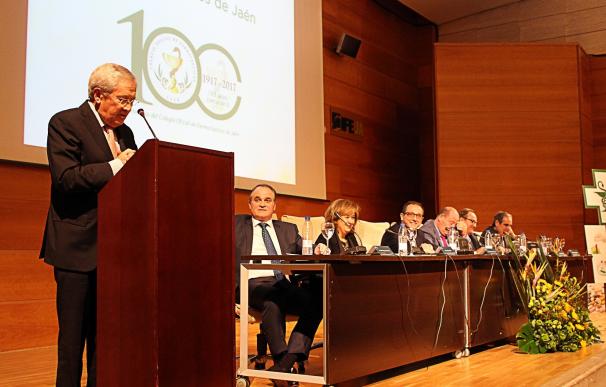 El Colegio de Farmacéuticos inaugura el año de su centenario con la conferencia del periodista Fernando Ónega