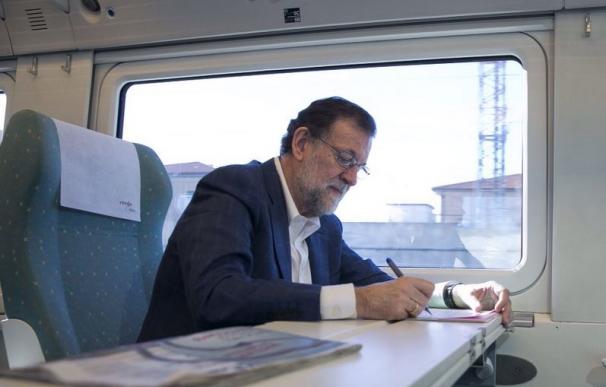 Rajoy, en el AVE de viaje a Zamora.