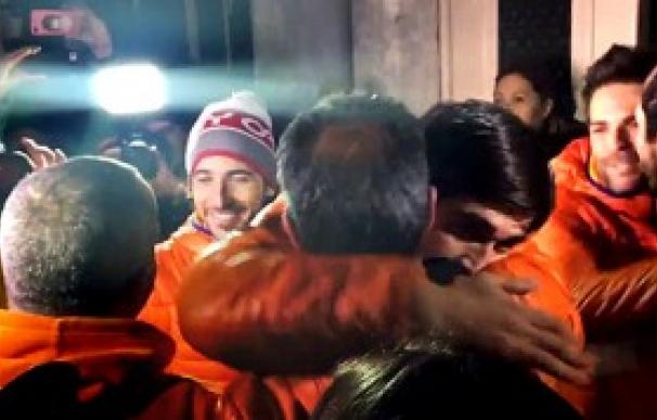 Los bomberos se abrazan con sus compañeros tras ser liberados